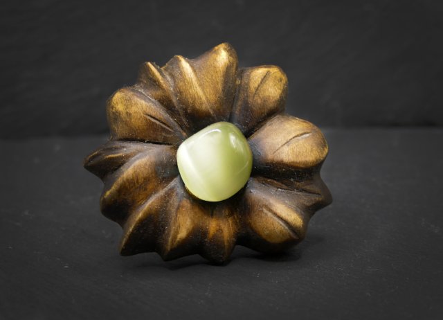 Broszka - lipa i żółty uleksyt  – biżuteria z duszą ziemi, pirografia, handmade, prezent Unique Jewelry Design; Luxury Wooden Jewellery