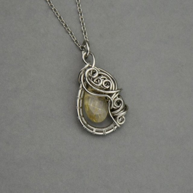 Mały wisiorek kwarc z rutylem, wire wrapping kwarc rutylowy