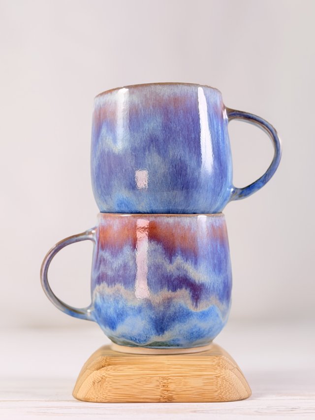 Lawendowy kubek ceramiczny z uchem, rękodzieło, kamionka, sygnatura