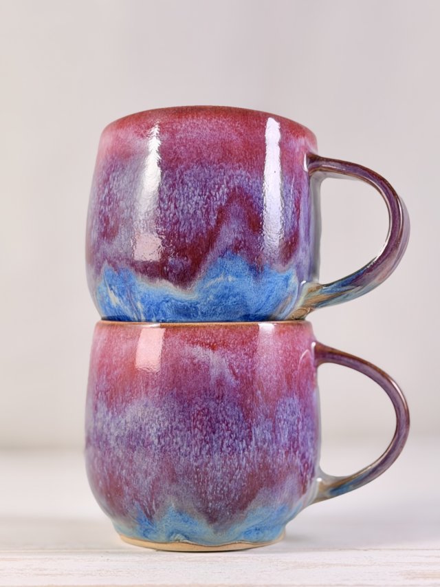 Purpurowy kubek ceramiczny z uchem, rękodzieło, kamionka, sygnatura