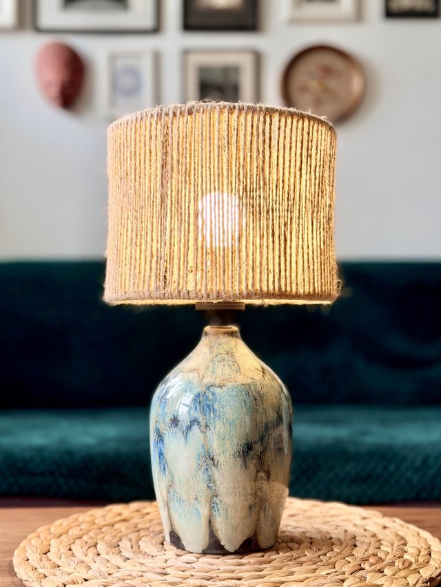 Ceramiczna lampa z abażurem z juty, jasnoniebieska, handmade