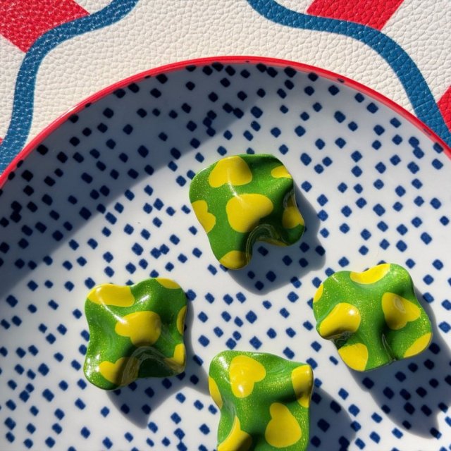 Zielono-limonkowe kolczyki 3D gniecione z sercami
