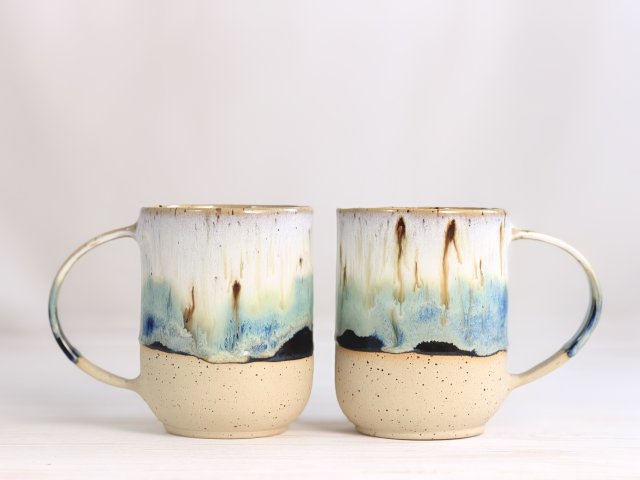 Duży beżowo-niebieski kubek ceramiczny z uchem, nakrapiany, rękodzieło, kamionka, sygnatura