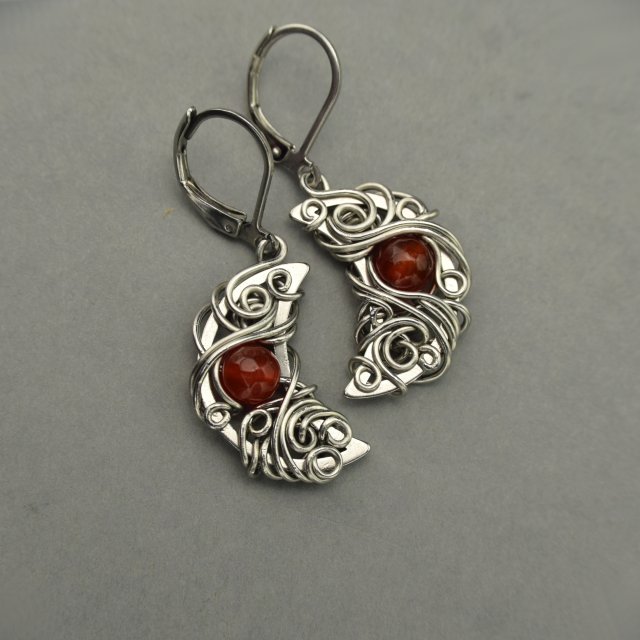 Kolczyki księżyce, półksiężyce, czerwony karneol, wire wrapping