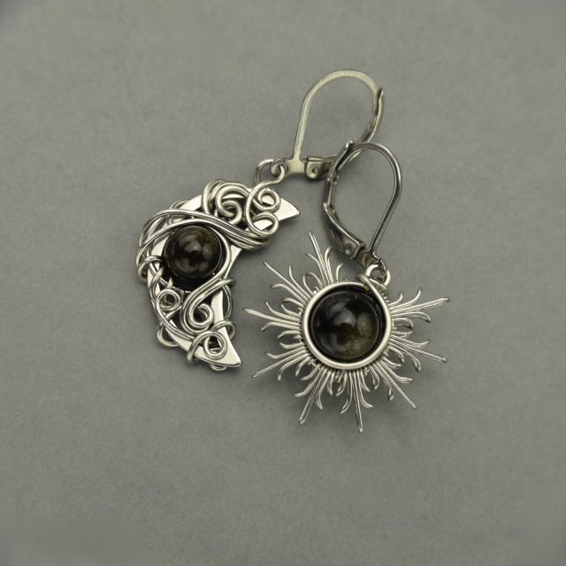 Asymetryczne kolczyki słońce i księżyc obsydian złocisty, stal chirurgiczna, wire wrapping