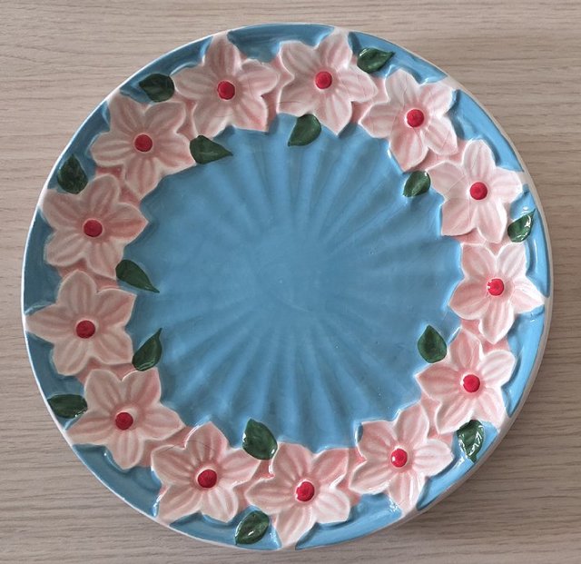 Dwa talerze ceramiczne grubo szkliwione kwiaty