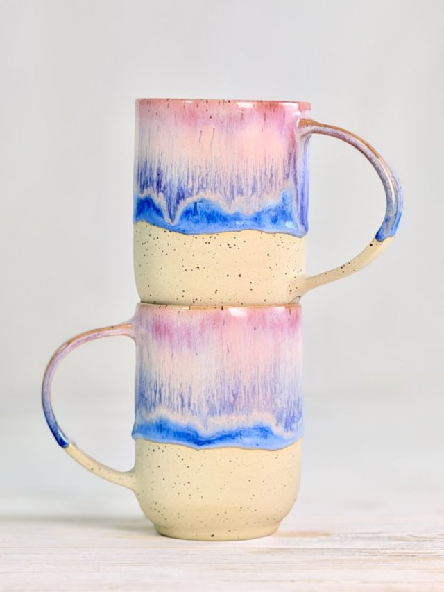 Duży różowy kubek ceramiczny z uchem, rękodzieło, kamionka, sygnatura