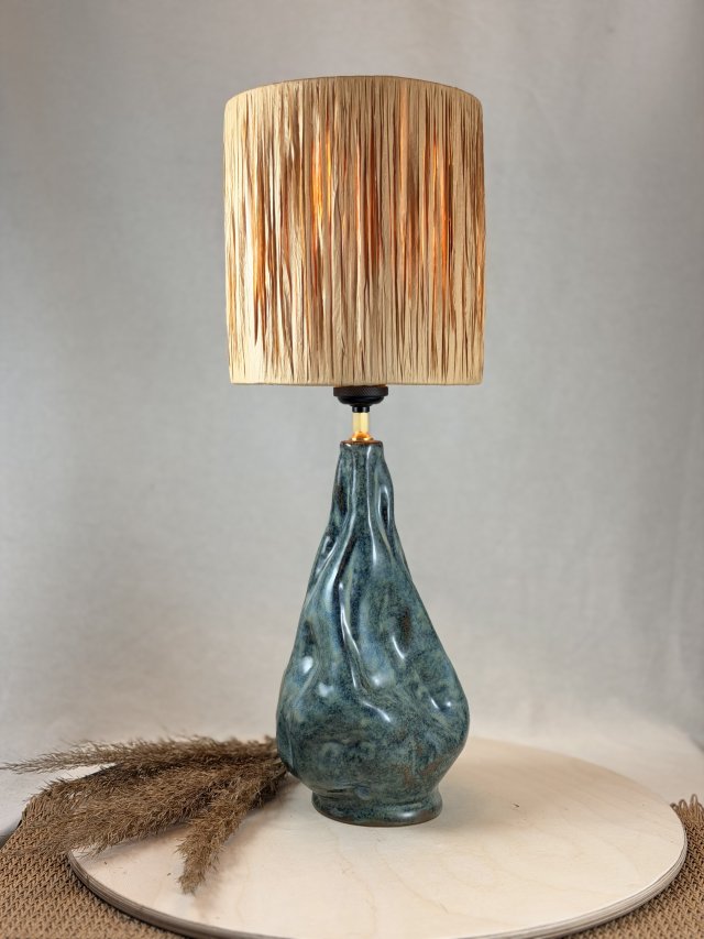 Organiczna lampa ceramiczna z abażurem z rafii, morska, handmade