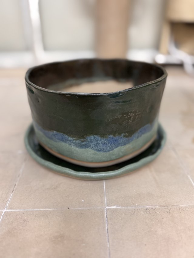 Ceramiczna doniczka z podstawką – ręcznie wykonana