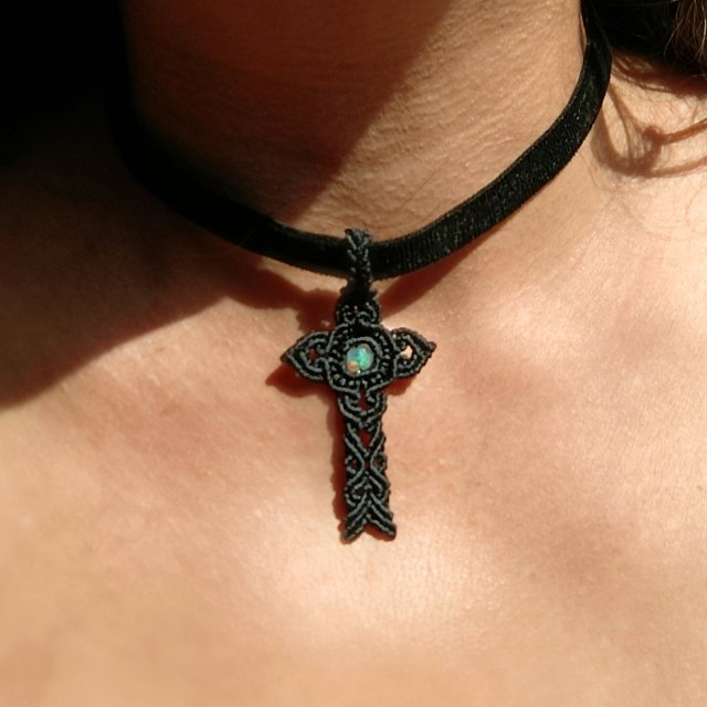 Krzyżyk z opalem naturalnym pleciony na aksamitce czarny choker regulowany mikro makrama