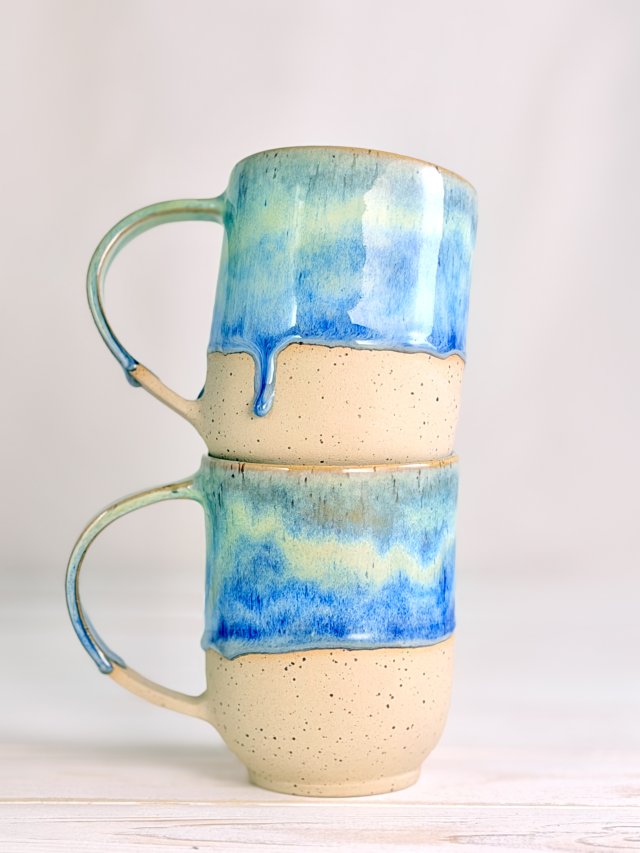 Duży turkusowy kubek ceramiczny z uchem, nakrapiany, rękodzieło, kamionka, sygnatura