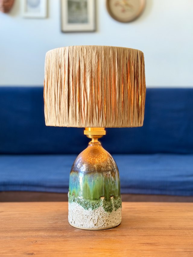 Ceramiczna lampa lawa z abażurem z rafii, zieleń i złoto, handmade