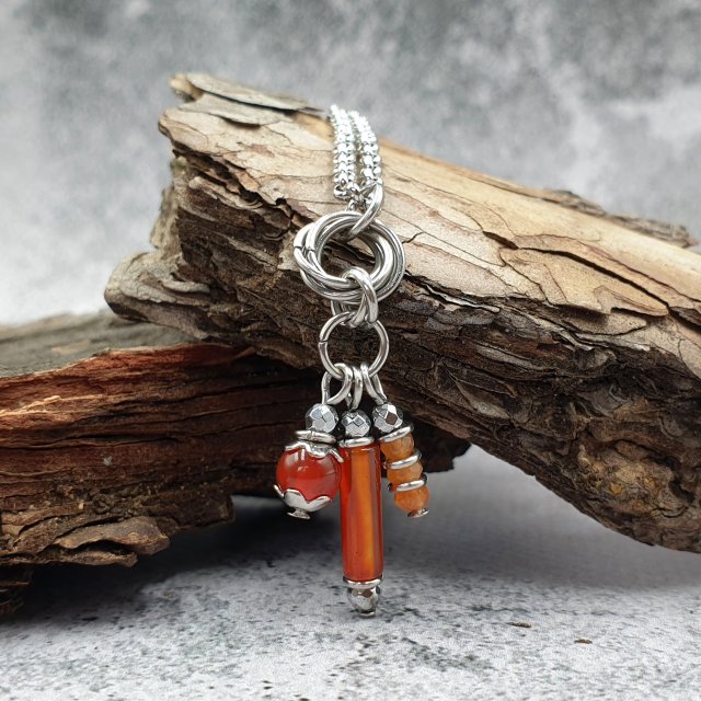 Wisiorek chainmaille - karneol, jadeit
