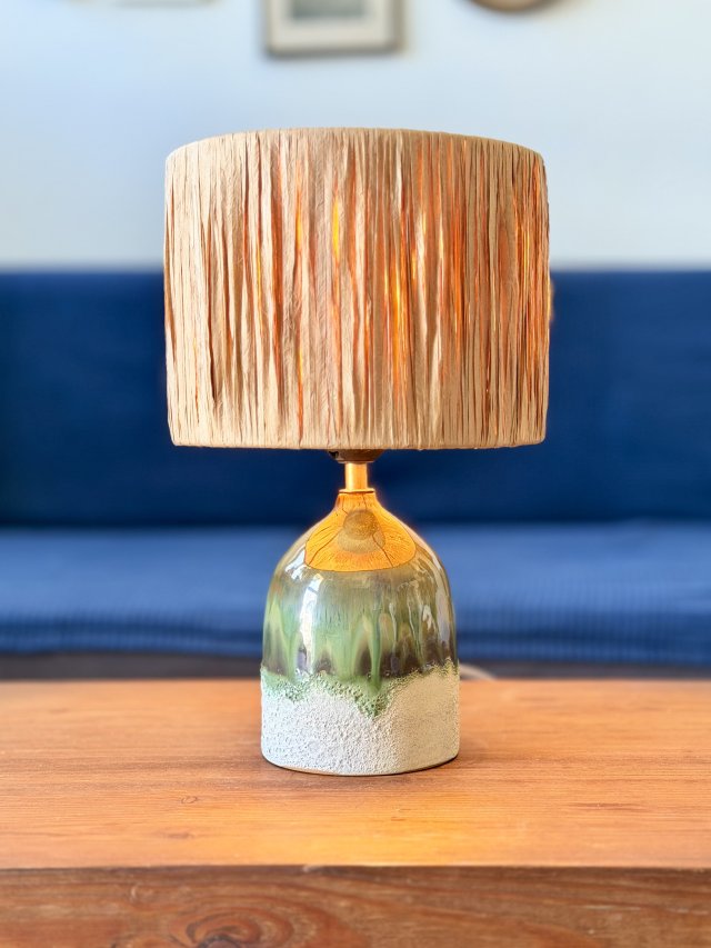 Ceramiczna lampa z abażurem z rafii, zieleń i pumeks, handmade
