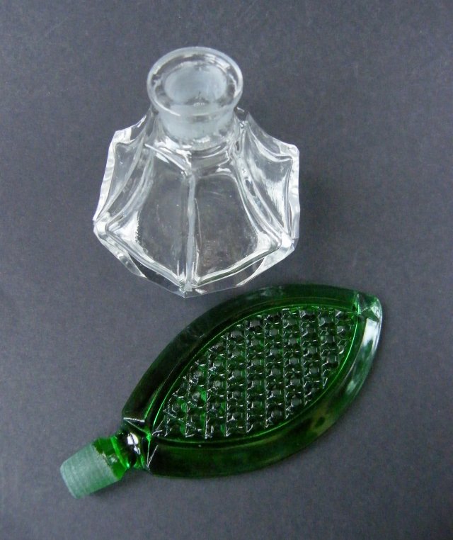 Vintage butelka na perfumy flakon czeskie szkło perfumetka zielona