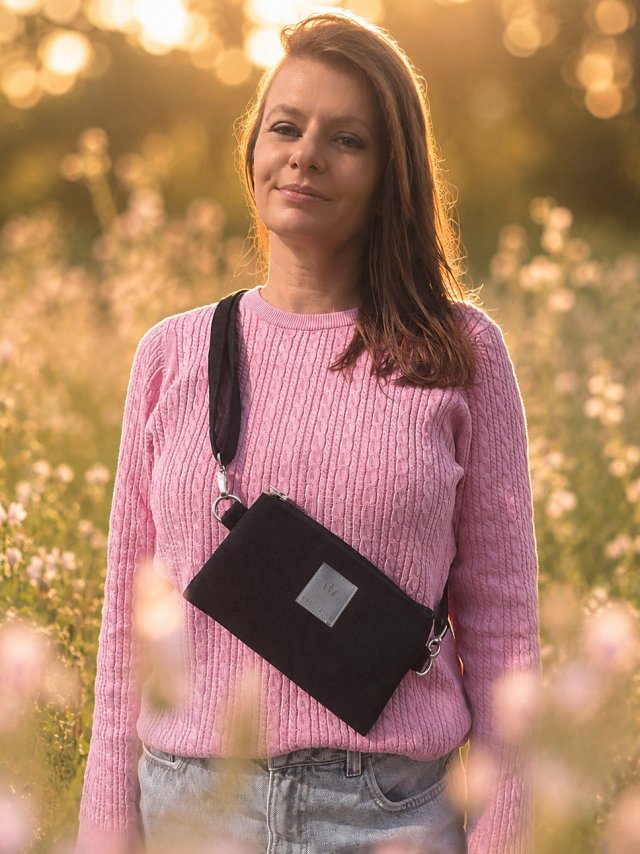 Welurowa mini saszetka na telefon Czarna