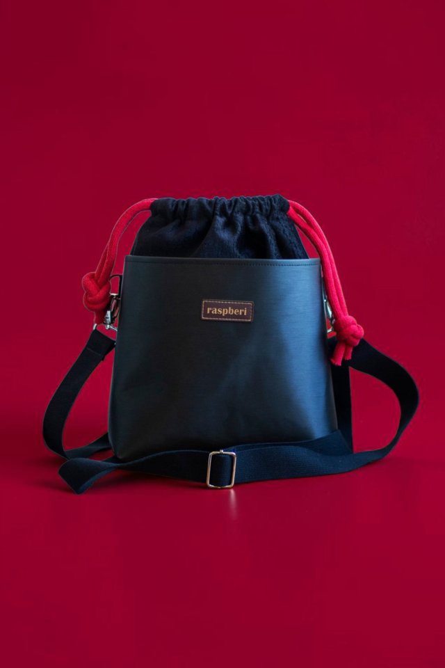 Czarna listonoszka handmade z weluru i ekoskóry torebka z kominem