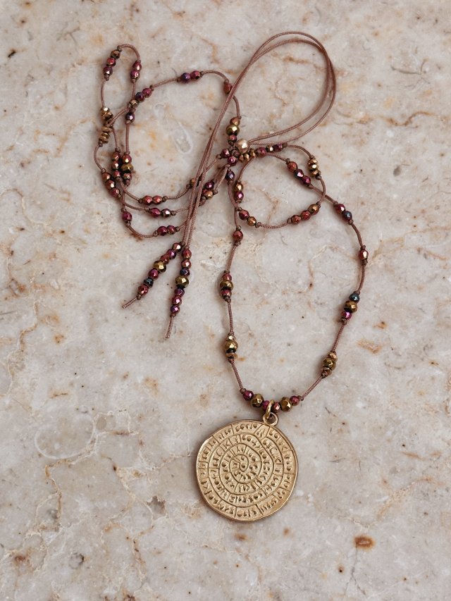 Amulet Syreni – naszyjnik z hematytu i złotym medalionem