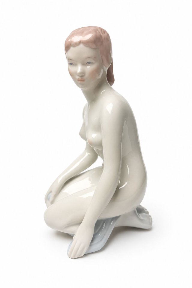 Duża figurka Akt kobiety Aquincum Budapest porcelanowa malowana dama Vintage