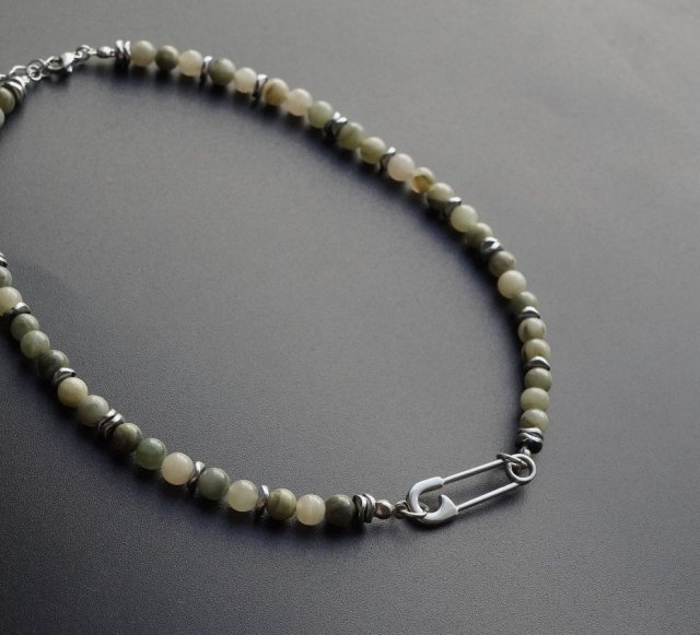 Choker Zielony kwarc z zawieszką w kształcie agrafki