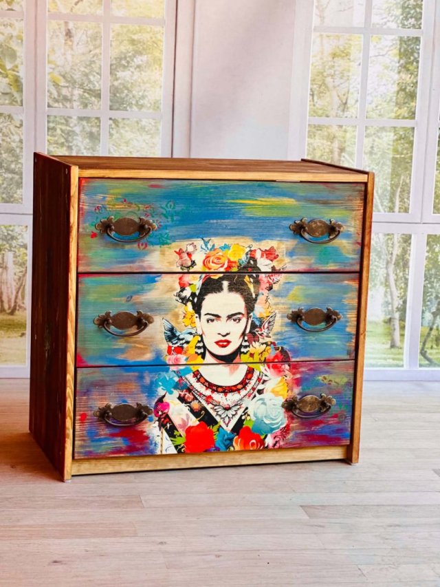 Artystyczna komoda z motywem Fridy Kahlo – kolorowy klimat, do salonu lub sypialni