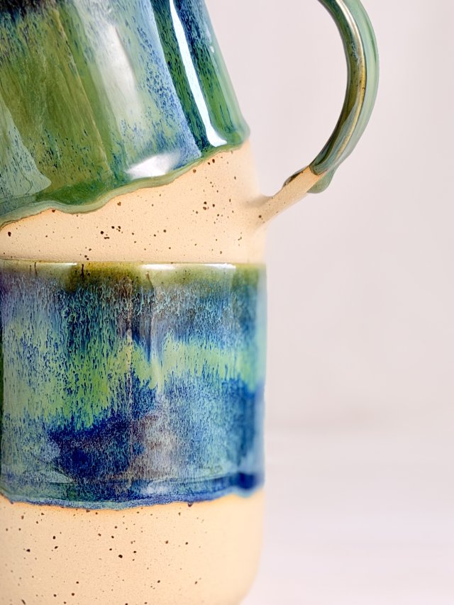 Duży zielono-niebieski kubek ceramiczny z uchem, nakrapiany, rękodzieło, kamionka, sygnatura