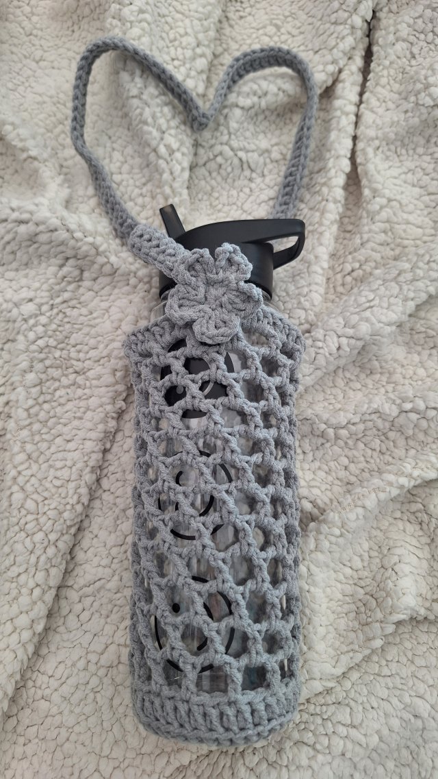 SZARE szydełkowe NOSIDEŁKO na butelkę - handmade z kwiatuszkiem