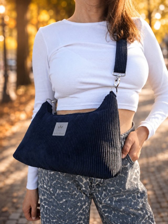 Sztruksowa mini torebka slouchy Czarna