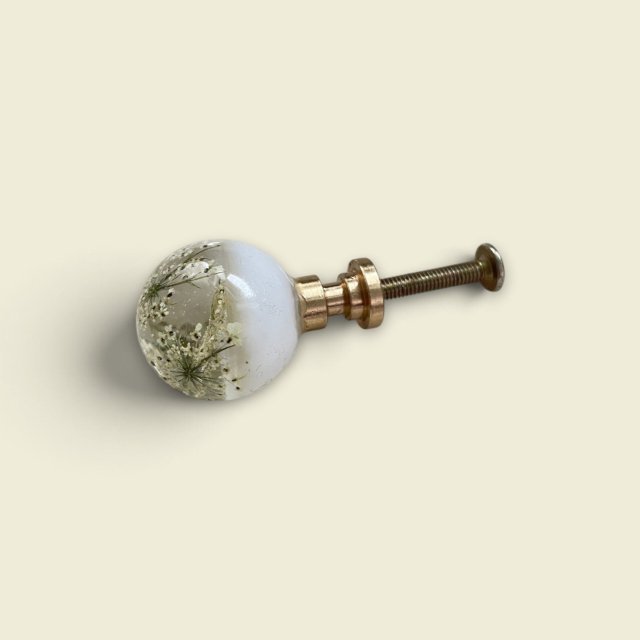 Gałka meblowa DZIKA MARCHEW 25 mm - kwiaty w żywicy - Raindrops White