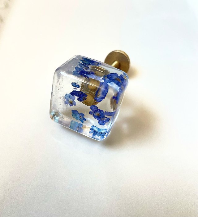 Gałka meblowa kwadracik LAWENDA 30 mm - kwiaty w żywicy - Pralines