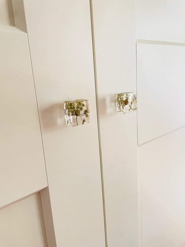 Gałka meblowa kwadracik TRYBULA 30 mm - kwiaty w żywicy - Pralines Pure