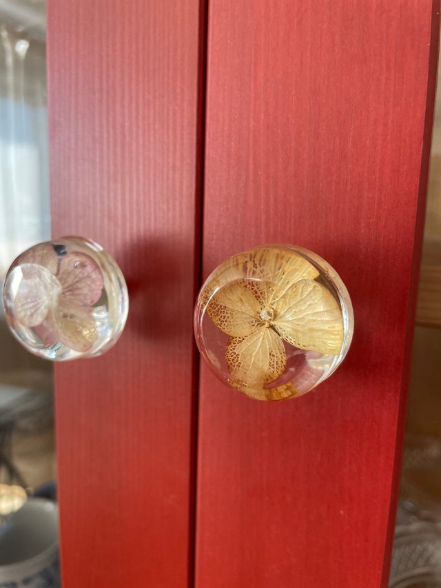 Gałka meblowa pastylka HORTENSJA 30 mm - kwiaty w żywicy - Pralines