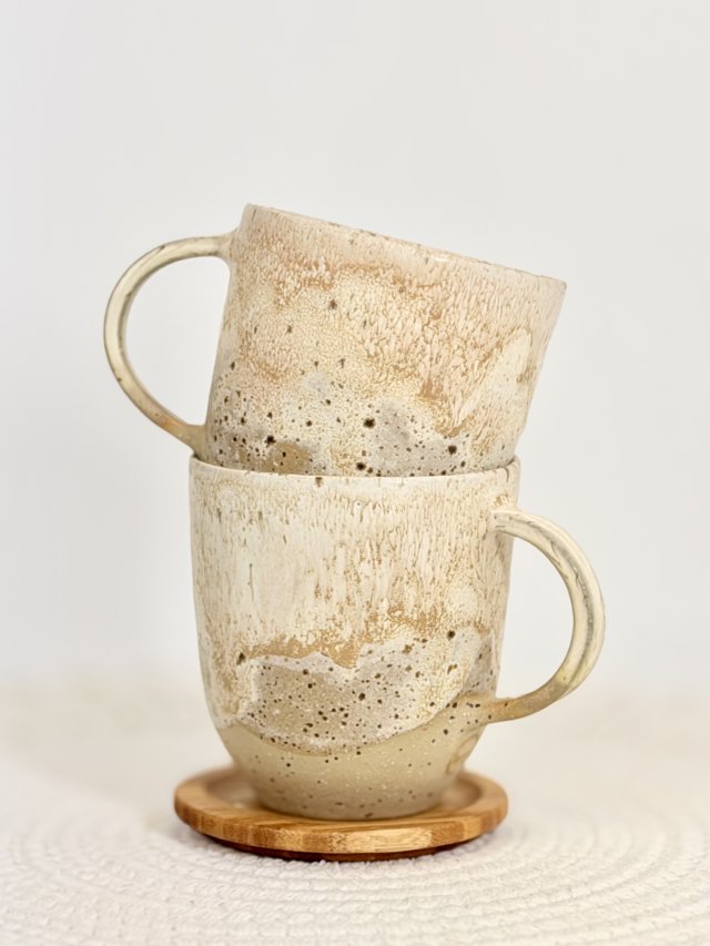 Nakrapiany kubek ceramiczny z uchem, idealny na prezent