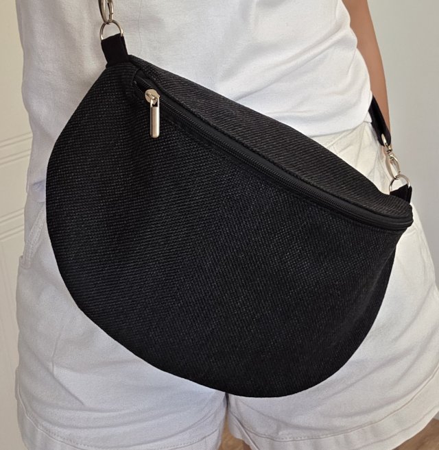 Czarna XL nerka na ramię z plecionego materiału boho