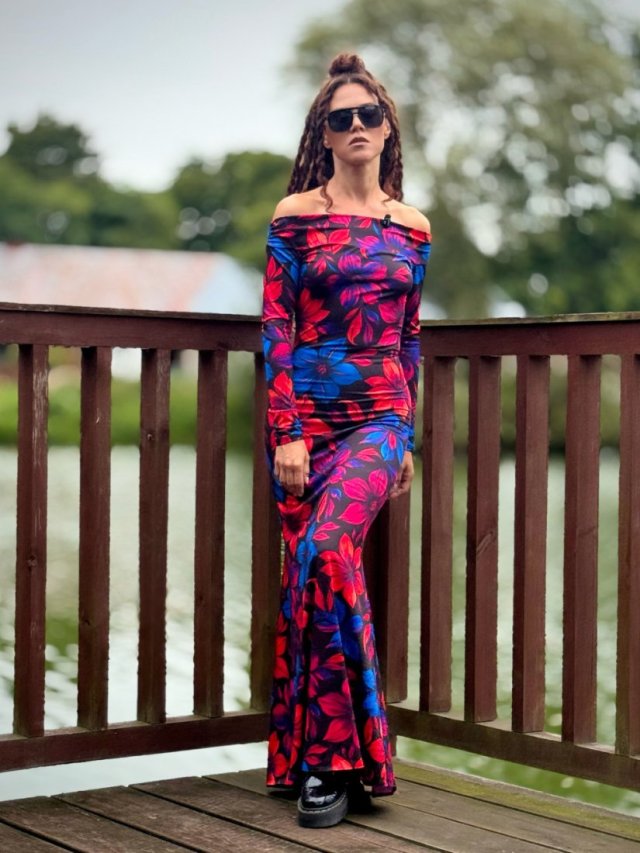 Sukienka z odsłoniętymi ramionami - Julia Maxi Flower Power