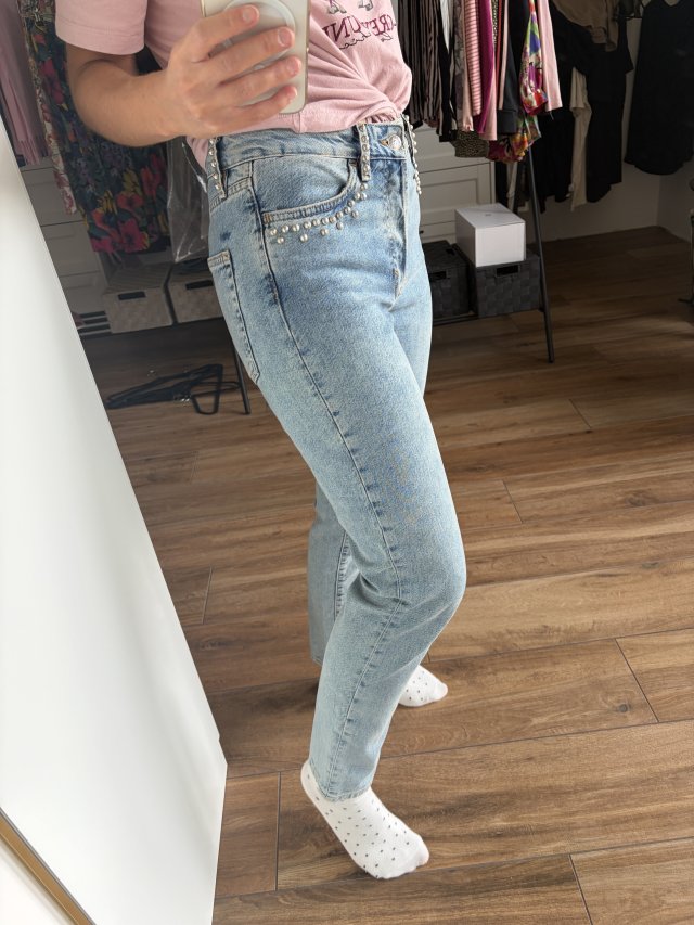 Jasnoniebieskie jeansy wysoki stan z ozdobnymi ćwiekami H&M