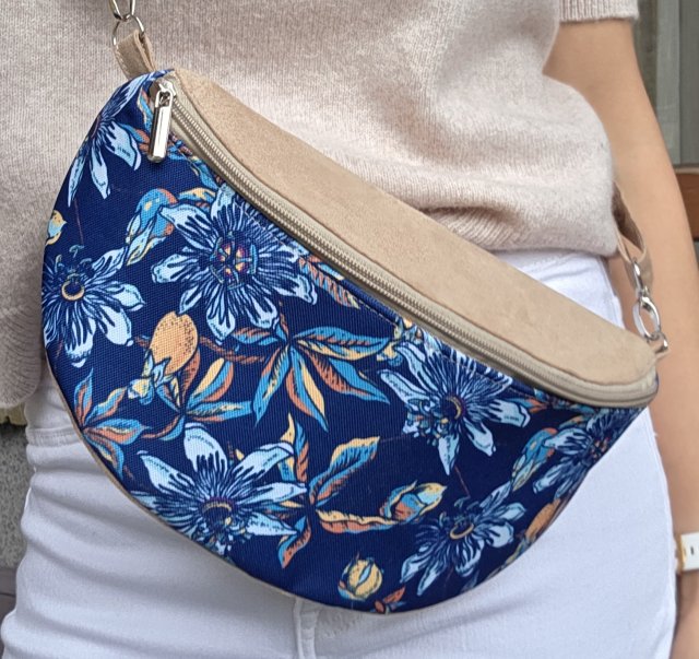 Niebieska z beżem nerka w kwiaty kolorowa na ramię boho