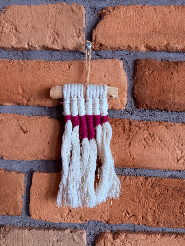 Mini makrama wisząca Boho ze złotą nitką – Handmade (8,5 x 15 cm)