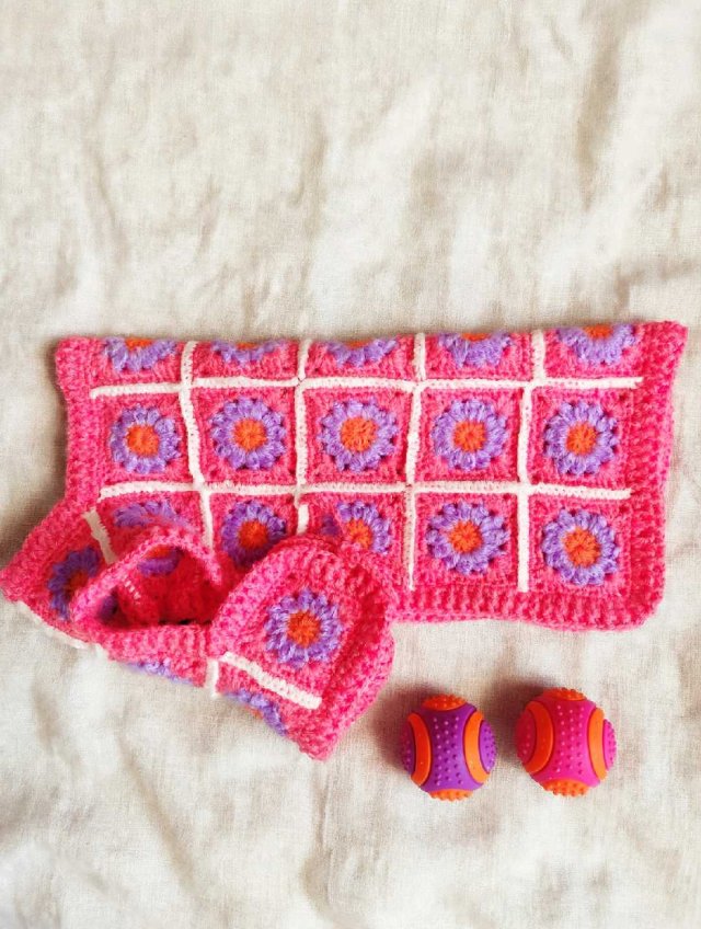 Sweter poncho dla psa "Kalejdoskop" – ręcznie szydełkowane ubranko w kwiaty