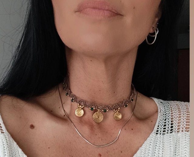 Choker z zielonym agatem i spiralnymi zawieszkami