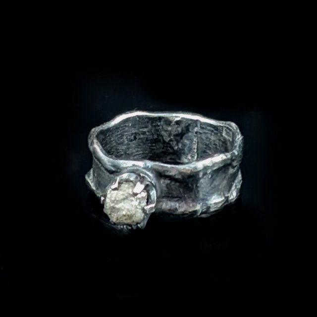 DIAMENT W SUROWYM SREBRZE R 13