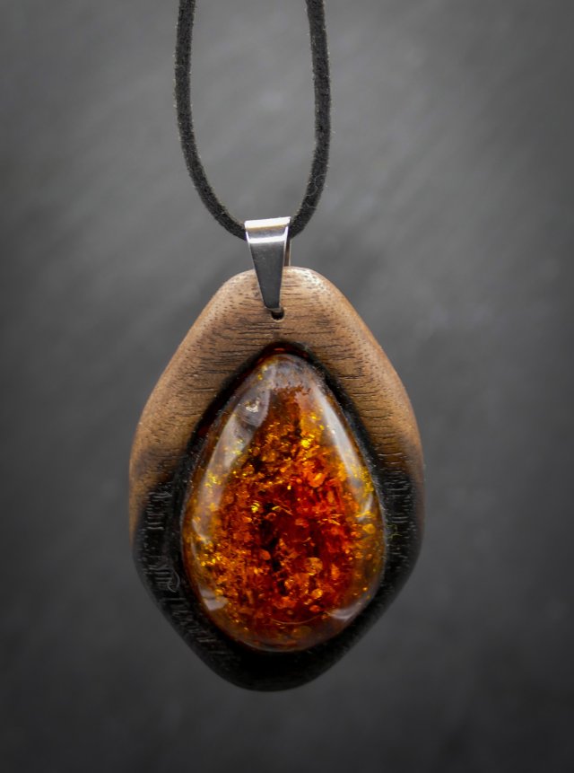 Wisiorek z drewna orzech amerykański z bursztynem - łezka – ręcznie rzeźbiony, artystyczne zdobienia, biżuteria z drewna, luxe wooden jewelry, amber