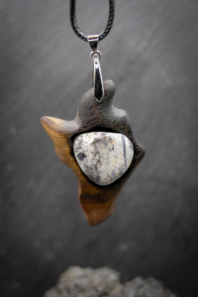 Wisiorek z drewna orzech amerykański - opal  – ręcznie rzeźbiony, artystyczne zdobienia, biżuteria z drewna, luxe wooden jewelry