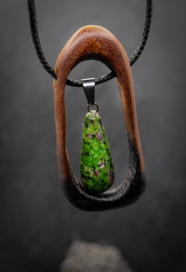 Wisiorek z drewna gombe - zoisyt z rubinem  – ręcznie rzeźbiony, artystyczne zdobienia, biżuteria z drewna, luxe wooden jewelry