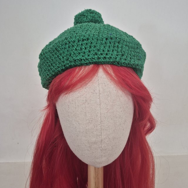Unikatowy, błyszczący beret bawełniany.