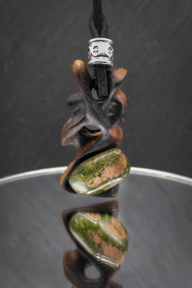 Wisiorek z drewna gombe - unakit  – ręcznie rzeźbiony, artystyczne zdobienia, biżuteria z drewna, luxe wooden jewelry, premium