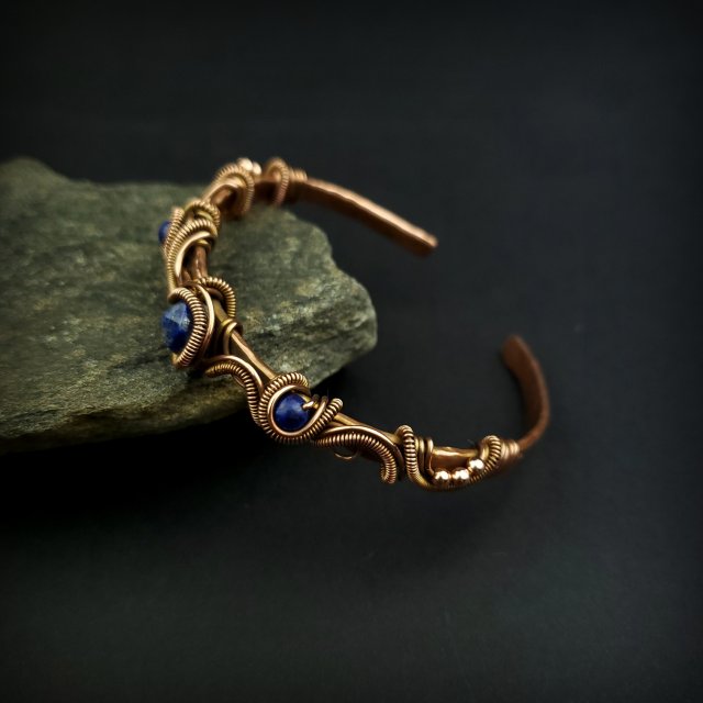 Miedziana bransoleta mankietowa z lapis lazuli