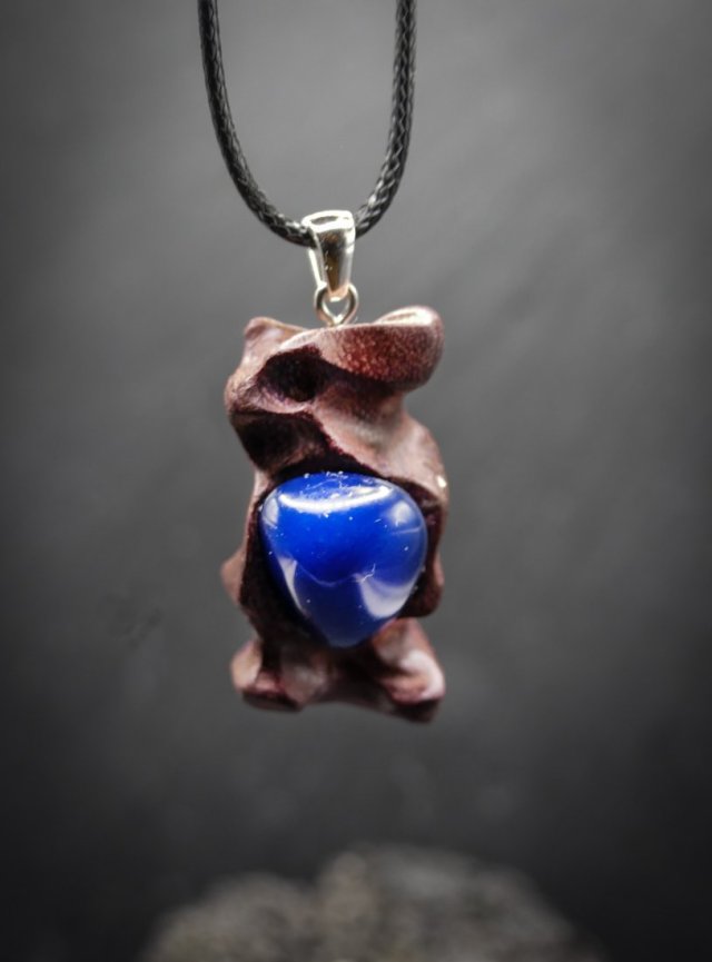 Wisiorek z drewna amarant - niebieski agat  – ręcznie rzeźbiony, artystyczne zdobienia, biżuteria z drewna, luxe wooden jewelry, premium