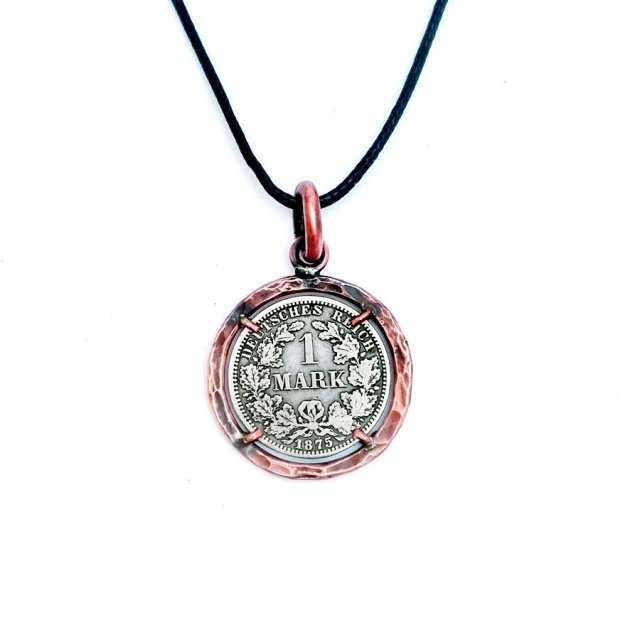 Wisiorek z monetą 1 mark 1875. Okuta miedzią