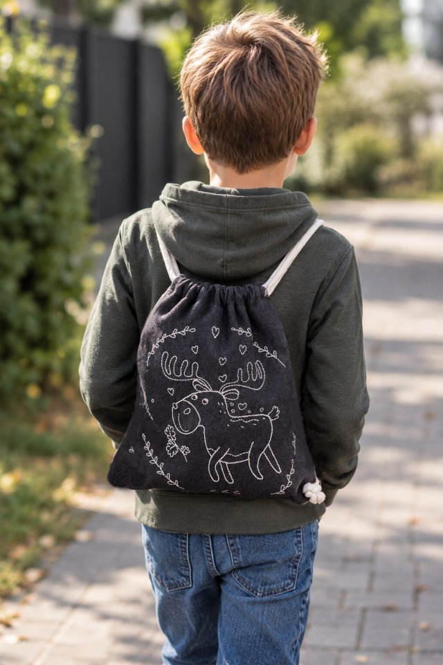 Dziecięcy plecaczek worek grafitowy z ręcznym haftem – handmade